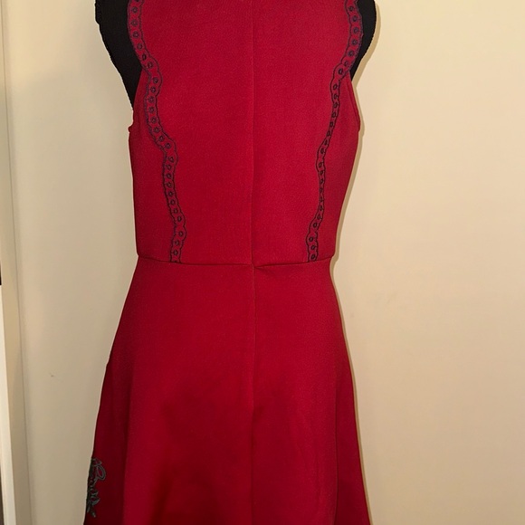 FRANCESCA’s Maile red scalloped edge runway dress - Picture 3 of 4